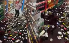 员工被炒怒砸数百瓶红酒 超市满地酒水玻璃碎