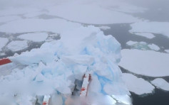 雪龙号撞南极冰山画面首曝光 甲板堆250吨冰雪