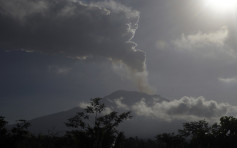 峇厘岛火山喷发 受火山灰影响机场关闭取消450个航班
