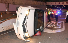 私家车东隧口撞路壆翻侧 男司机涉酒驾被捕