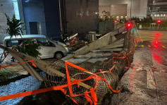 颱風蘇拉｜西九警察總部圍欄被強吹塌 交通燈被壓
