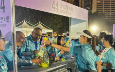渣打馬拉松2024丨海關義工隊全力支援  摸黑協助參賽跑手寄存行李