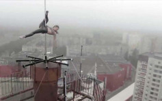 俄女高楼塔尖天线上跳钢管舞 网民:难怪讯号差