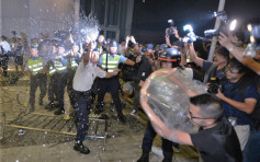 【反修例游行】示威者冲击立法会示威区 警方施放催泪弹
