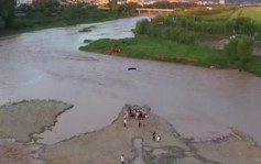 陕西河滩突水涨53游人被困 由消防直升机救出