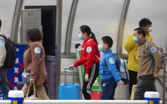 中國駐美大使館：優先安排包機接未成年留學生回國