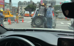 工人冒險搭順風車 危險姿勢嚇壞網民