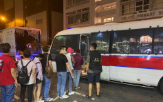 警九龙城反罪恶巡娱乐场所冚两工厦赌档 38男女被捕