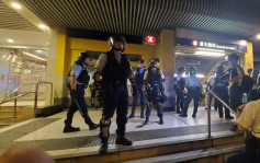 【逃犯條例】市民黃大仙聚集 不滿警察進入商場執法