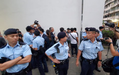 網傳警員新蒲崗擺酒大廈外有黑衣人士聚集 警員戒備