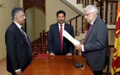 斯里兰卡总理宣誓就任代总统 前总统抵达新加坡