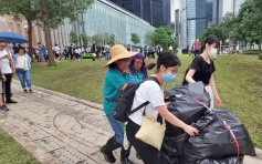 【逃犯条例】添马公园聚集约千人 有人协助清洁工打扫