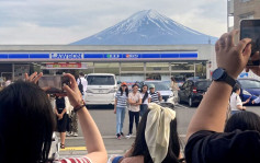 富士山热门拍照点再增设栏杆  防止游客乱过马路等乱象