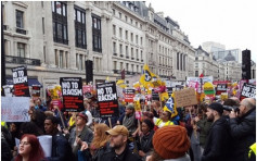 伦敦3万人反种族主义游行　扬言特朗普应囚关塔那摩湾
