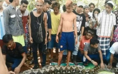 印尼村民破开7米巨蟒肚 寻回村妇遗体