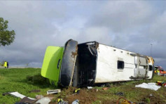 法国旅巴疑路面湿滑法北翻侧　33人伤包括9国乘客
