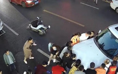 浙江女童卷入车底 30名路人抬车施救