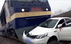 山西女司机驾车与火车抢道　被拖行逾百米