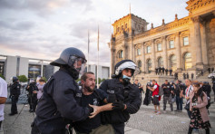 柏林反防疫示威者衝擊國會大廈 多名政要嚴辭譴責