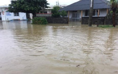 50年一遇大暴雨侵襲沖繩與那國島 洪水淹沒汽車