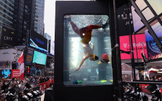 巨型水缸现纽约时代广场　团体吁关注气候变化