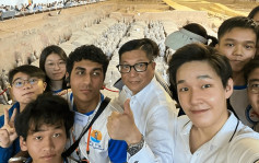 鄧炳強率領青少年訪問西安 在兵馬俑遺跡前打卡︱Kelly Online