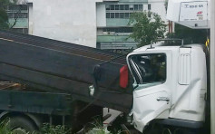 屯門冷凍車撼載工字鐵貨車 47歲司機重傷送院