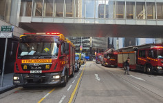 港島線列車冷氣機冒火花傳𤓓味 乘客北角站落車 列車駛回中環站