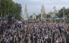 泰過萬人示威籲解散國會修憲 高呼「打倒獨裁者」