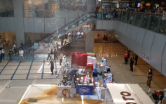 鯉魚門廣場天花「瀑布」式漏水 展銷攤位遭殃貨物濕透