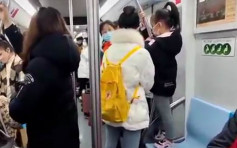 女孩踩上海地铁座位家长不制止 乘客：你不教育我来教育