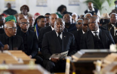 南非總統拉馬福薩 出席集體倒斃酒吧19青年喪禮 