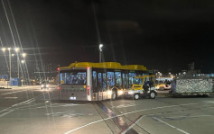 机场禁区接驳巴士与拖车相撞 女乘客腰痛送院治理