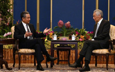 王毅訪問新加坡會見李顯龍 斥美國已成世界最大的不穩定因素