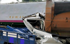 貨車高速撞重型砂石車 車頭被壓扁父子慘遭夾死