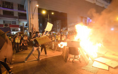 【修例風波】示威者旺角警署外縱火 遭逾百防暴警驅散（多圖有片）