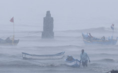 印度駁船遇颱風孟買海岸附近沉沒 127人失蹤