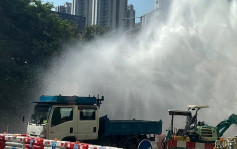 荃湾德士古道爆水管  现8米高大喷泉