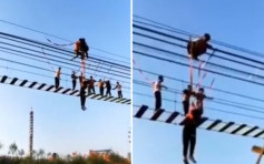 内蒙古5游客玩吊桥蹉错脚致半天吊  4人受伤