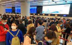 【武漢肺炎】西九高鐵站旅客大多戴口罩 退票櫃位排長龍