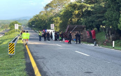 墨西哥南部載有古巴移民貨車翻側 釀10死 27人受傷