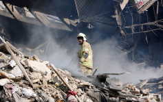 伊朗17层高旧楼大火倒塌　30消防员殉职逾75伤