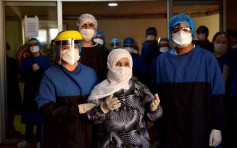 土耳其93歲染疫婆婆痊癒出院 醫護士氣大振