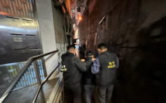 警中区反罪恶行动捣一无牌酒吧  3非华裔汉被捕