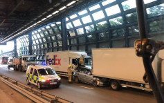 皇珠路4车相撞4人伤 货车司机一度被困获救送院