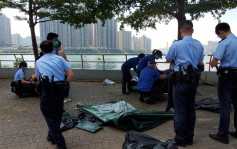 【修例风波】区议员抗议警方拘持3张八达通男子 促查荃湾海滨浮尸案