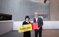 香港故宮館迎來第100萬位訪客  幸運兒獲贈圖錄有林青霞等簽名