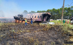 南非火车撞货车 14死逾180伤