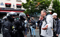 法国近2万民众上街抗议健康通行证 警发射催泪弹驱散