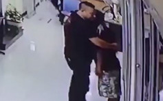 男子持刀闖警局　暖心警察「愛的擁抱」化解衝突
